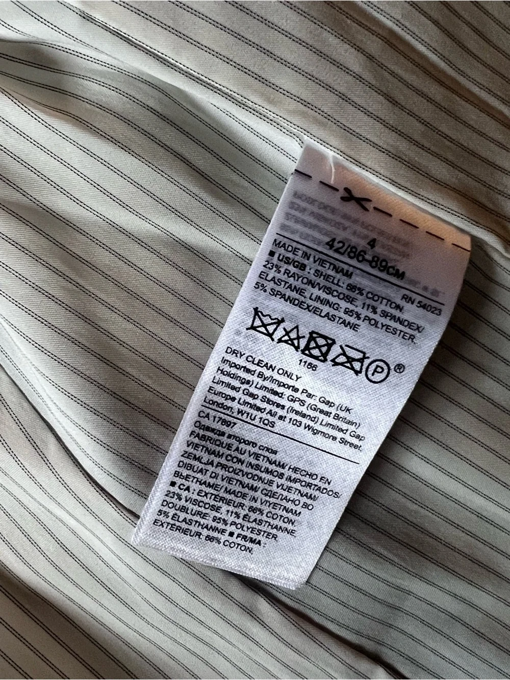 Banana republic blue and white denim look blazer - perfect for spring / summer - Picture 5 of 5